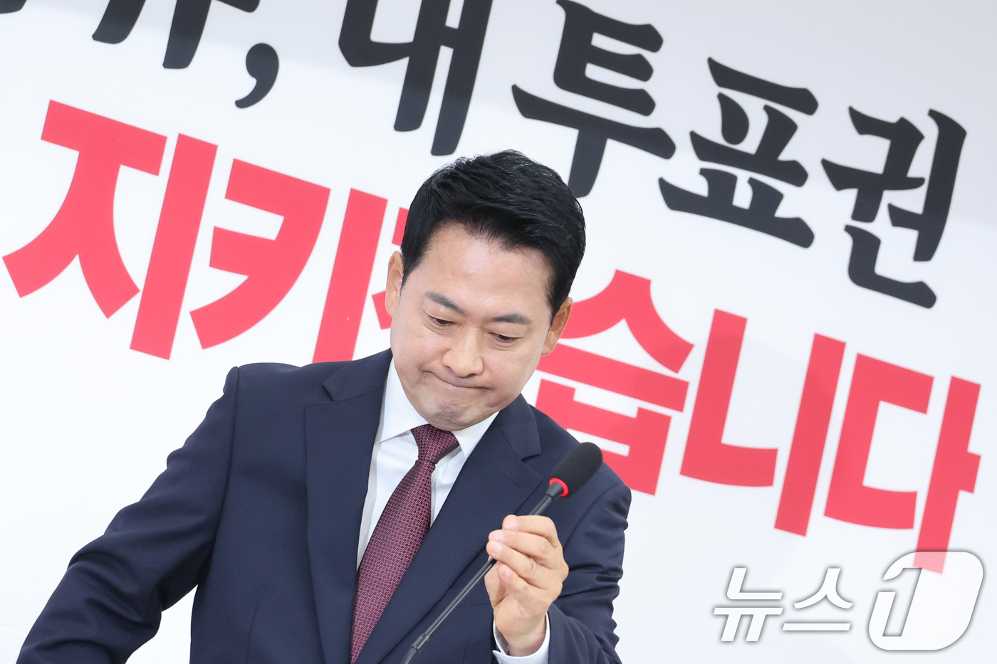 (서울=뉴스1) 신웅수 기자 = 장동혁 국민의힘 대표가 7일 서울 여의도 국회에서 가진 재선거 요구 기자회견을 마친 후 회견장을 나서고 있다. 2026.6.7/뉴스1