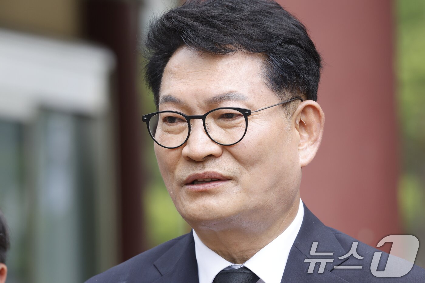 본문 이미지 - 송영길 더불어민주당 국회의원이 7일 오전 광주 국립5.18민주묘지를 참배한후 민주의문 앞에서 기자들 질문에 답하고 있다. 2026.6.7 ⓒ 뉴스1 김태성 기자