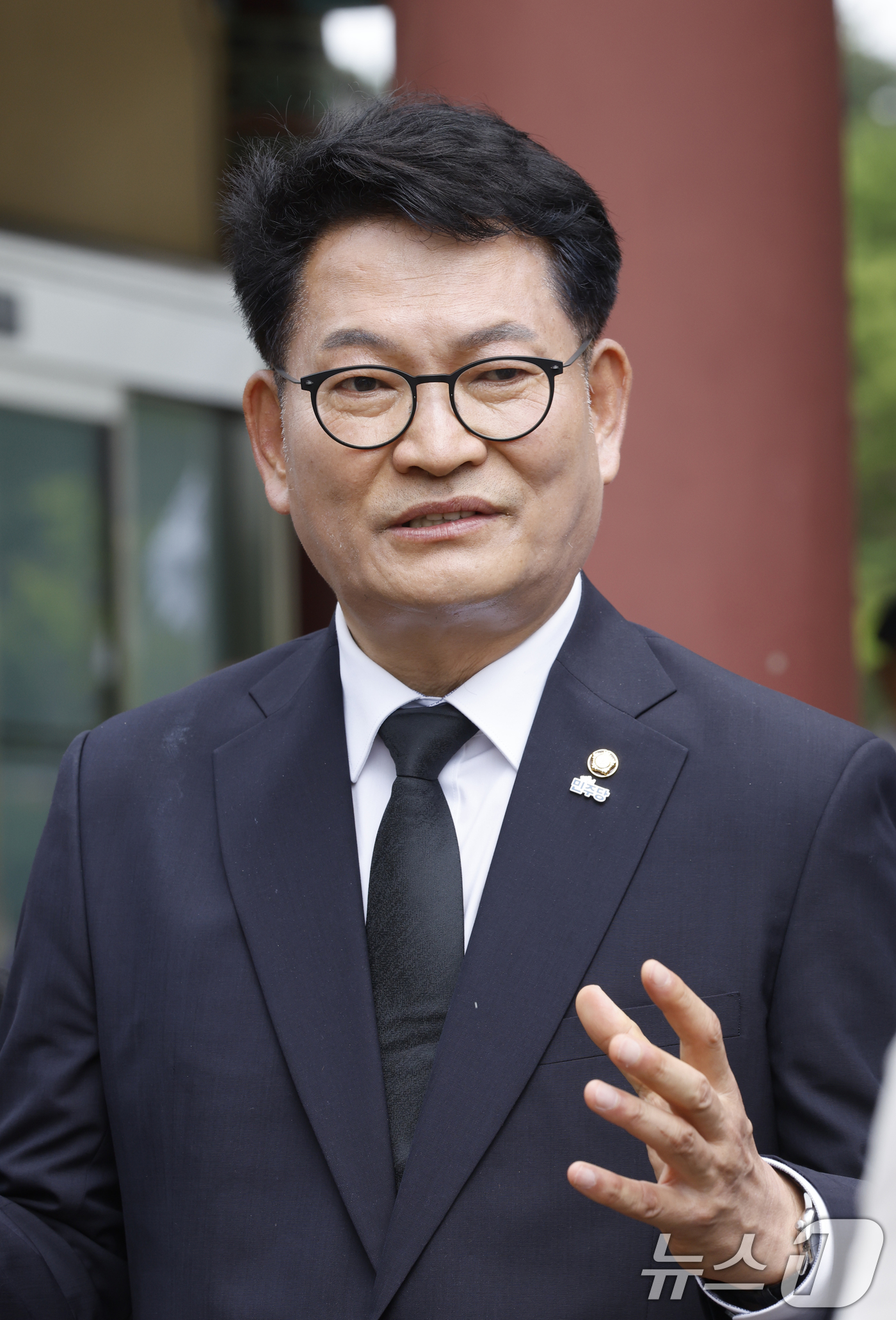 (광주=뉴스1) 김태성 기자 = 송영길 더불어민주당 국회의원이 7일 오전 광주 국립5.18민주묘지를 참배한후 민주의문 앞에서 기자들 질문에 답하고 있다. 2026.6.7/뉴스1