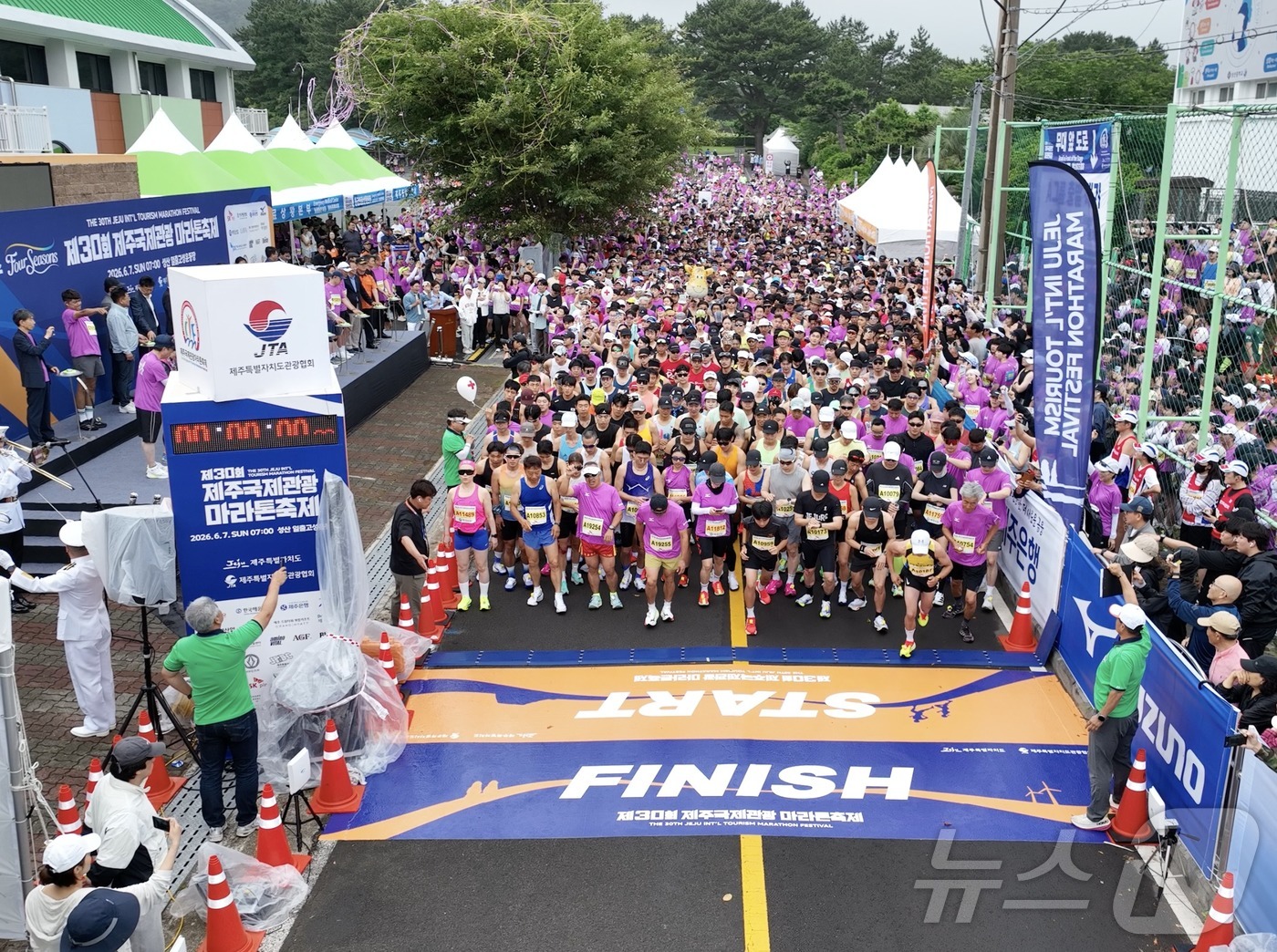 (제주=뉴스1) 홍수영 기자 = 7일 오전 서귀포시 성삽읍에서 열린 제30회 제주국제관광마라톤축제 참가자들이 10㎞ 코스를 출발하고 있다.이 행사는 제주도가 주최하고 제주도관광협회 …