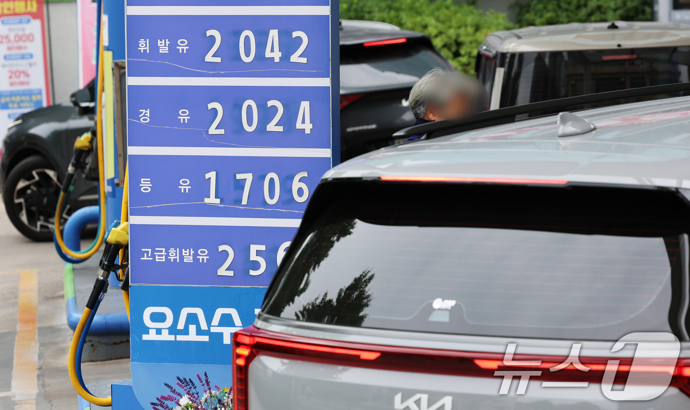 (서울=뉴스1) 오대일 기자 = 7일 서울 용산구의 한 주유소에 유가정보가 표시돼 있다. 전국 주유소 기름값이 하락세로 돌아섰지만, 서울 지역은 오히려 상승한 것으로 나타났다.한국 …