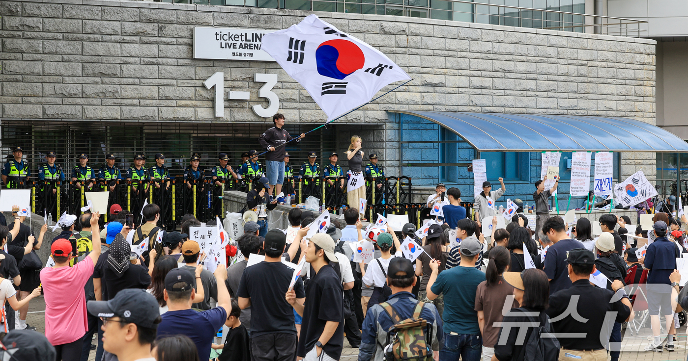 (서울=뉴스1) 이호윤 기자 = 제9회 전국동시지방선거 투표용지 부족 사태에 반발한 시민들이 7일 서울 송파구 올림픽공원 핸드볼경기장 개표소 앞에 모여 재선거를 요구하는 구호를 외 …