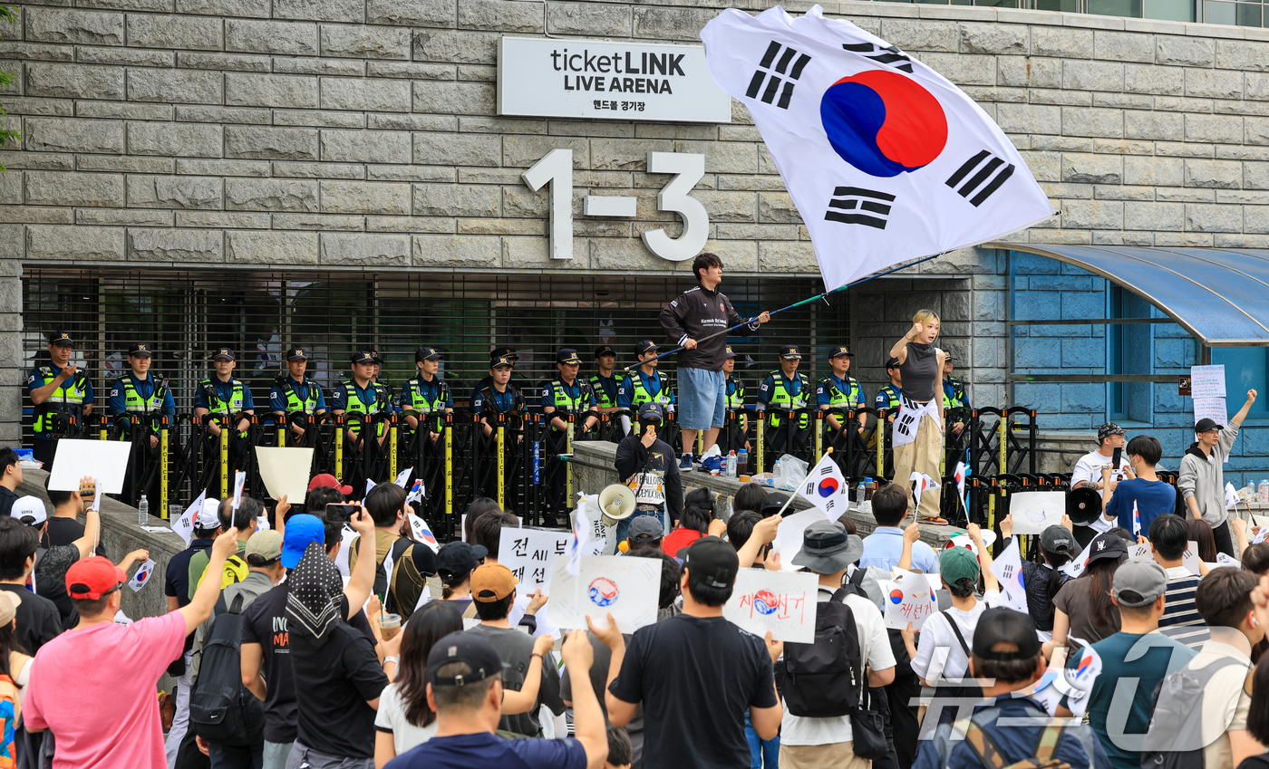(서울=뉴스1) 이호윤 기자 = 제9회 전국동시지방선거 투표용지 부족 사태에 반발한 시민들이 7일 서울 송파구 올림픽공원 핸드볼경기장 개표소 앞에 모여 재선거를 요구하는 구호를 외 …