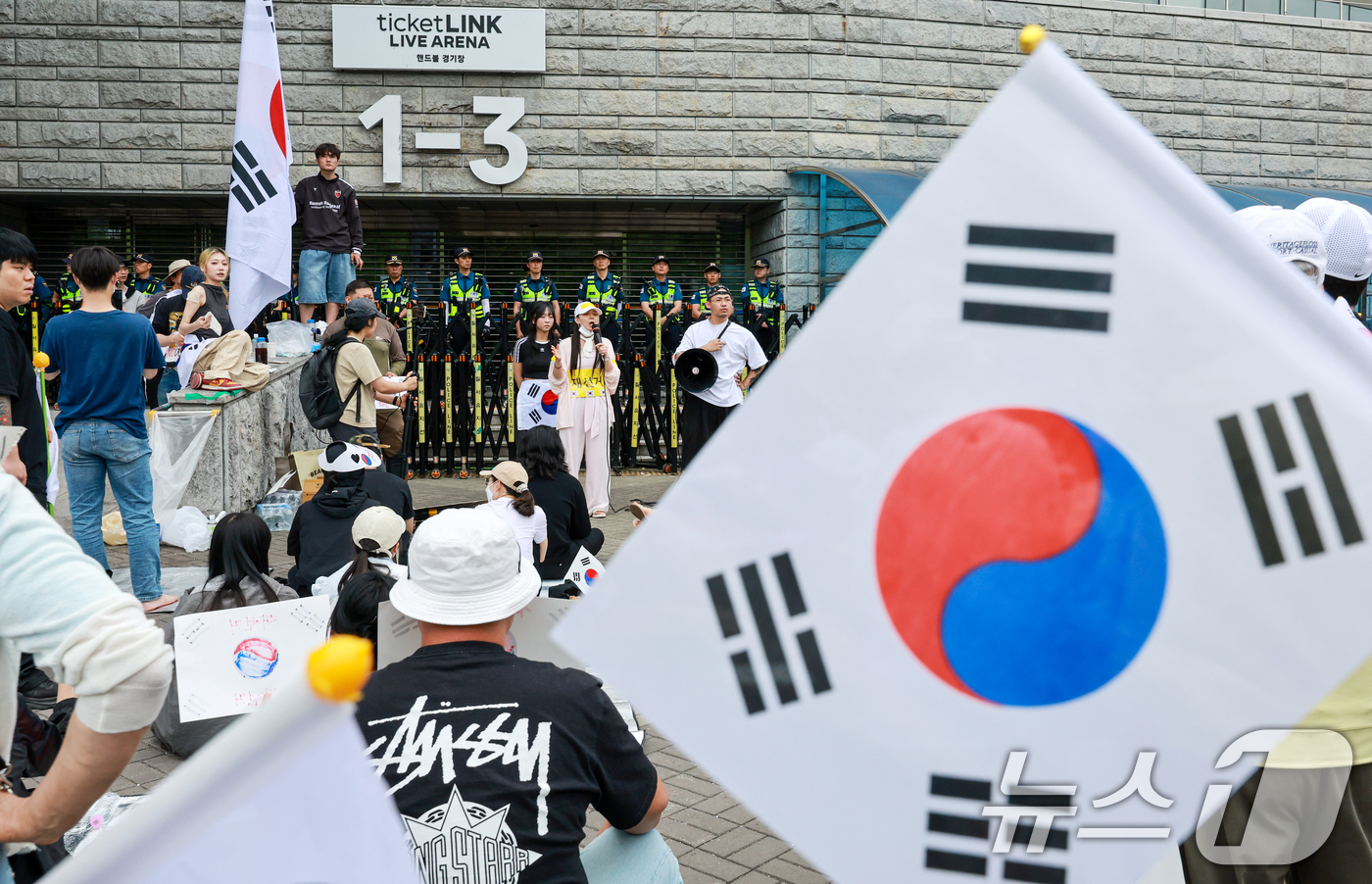 (서울=뉴스1) 이호윤 기자 = 제9회 전국동시지방선거 투표용지 부족 사태에 반발한 시민들이 7일 서울 송파구 올림픽공원 핸드볼경기장 개표소 앞에 모여 재선거를 요구하는 구호를 외 …