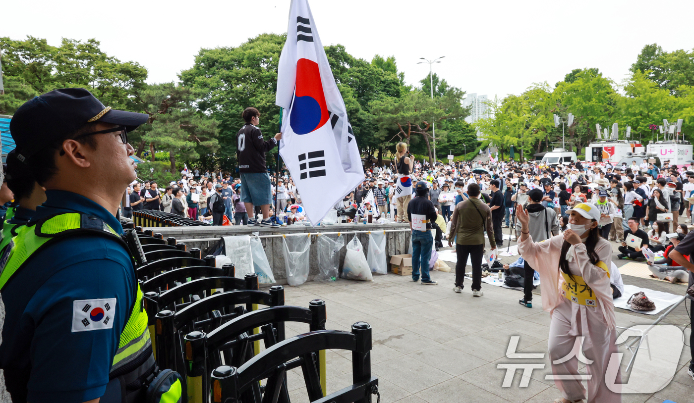 (서울=뉴스1) 이호윤 기자 = 제9회 전국동시지방선거 투표용지 부족 사태에 반발한 시민들이 7일 서울 송파구 올림픽공원 핸드볼경기장 개표소 앞에 모여 재선거를 요구하는 구호를 외 …