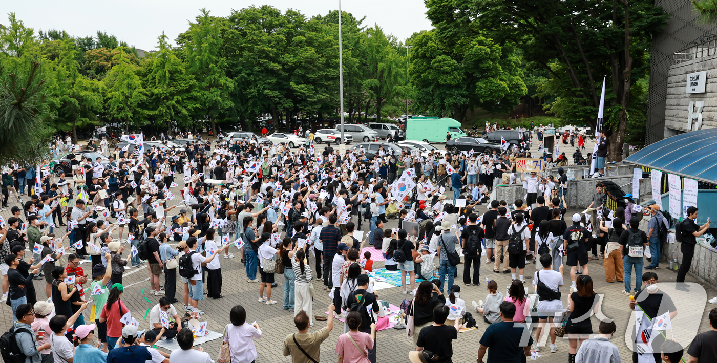 (서울=뉴스1) 이호윤 기자 = 제9회 전국동시지방선거 투표용지 부족 사태에 반발한 시민들이 7일 서울 송파구 올림픽공원 핸드볼경기장 개표소 앞에 모여 재선거를 요구하는 구호를 외 …