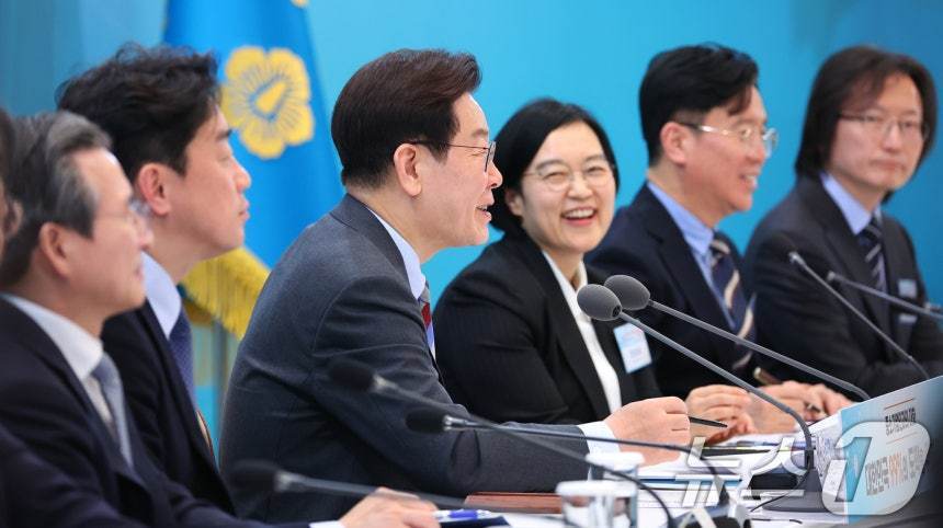 본문 이미지 - 이재명 대통령이 청와대에서 열린 중소기업인과의 대화에서 발언하고 있다. 2026.3.20 ⓒ 뉴스1 허경 기자