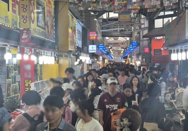 '탁구 축제' 열린 강릉, 시장도 해변도 관광객으로 가득