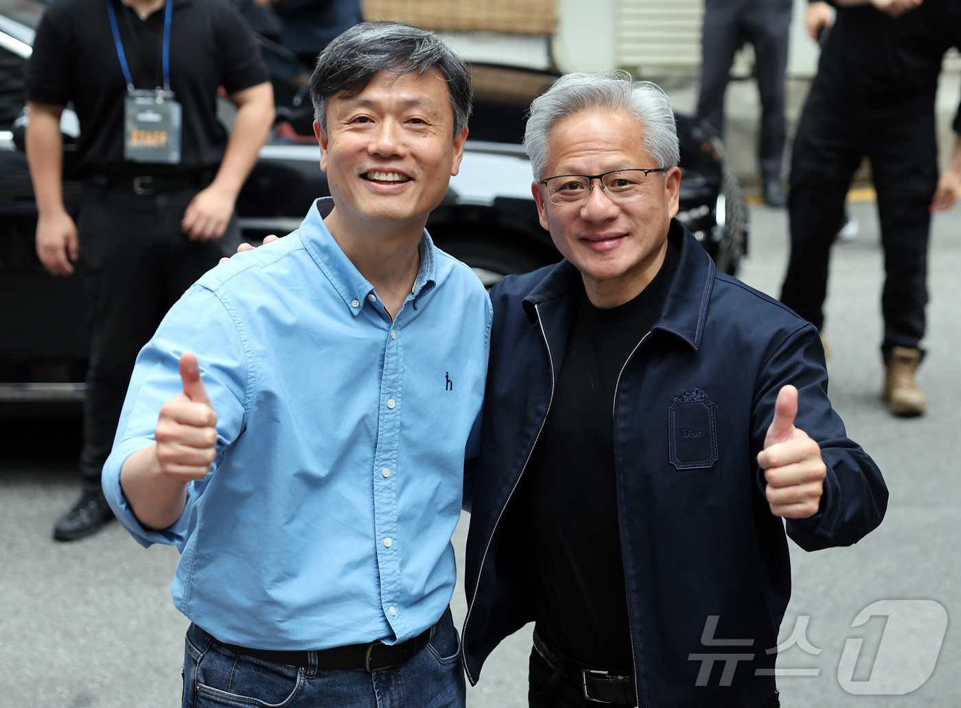 (서울=뉴스1) 김진환 기자 = 젠슨 황 엔비디아 최고경영자 CEO가 7일 서울 강남구 옵티멈존 PC카페에서 장병규 크래프톤 의장과 기념 촬영을 하고 있다. 2026.6.7/뉴스1 …