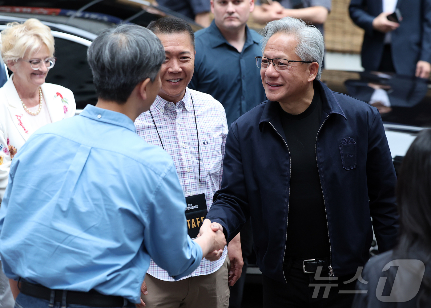 (서울=뉴스1) 김진환 기자 = 젠슨 황 엔비디아 최고경영자 CEO가 7일 서울 강남구 옵티멈존 PC카페에서 장병규 크래프톤 의장과 악수를 하고 있다. 2026.6.7/뉴스1