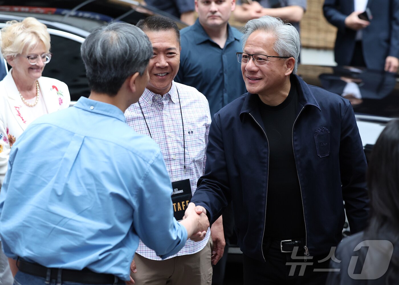 본문 이미지 - 젠슨 황 엔비디아 최고경영자 CEO가 7일 서울 강남구 옵티멈존 PC카페에서 장병규 크래프톤 의장과 악수를 하고 있다. 2026.6.7 ⓒ 뉴스1 김진환 기자