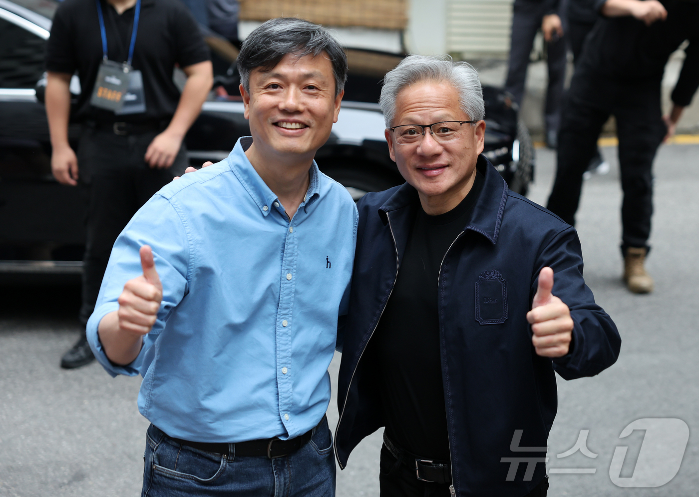 (서울=뉴스1) 김진환 기자 = 젠슨 황 엔비디아 최고경영자 CEO가 7일 서울 강남구 옵티멈존 PC카페에서 장병규 크래프톤 의장과 기념 촬영을 하고 있다. 2026.6.7/뉴스1 …