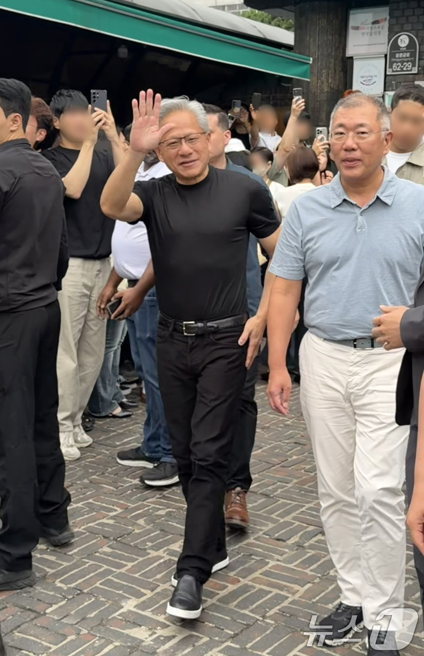 (서울=뉴스1) = 젠슨 황 엔비디아 CEO와 정의선 현대자동차그룹 회장이 7일 서울 을지로 우래옥에서 오찬 회동 후 나서고 있다. (독자제공, 재판매 및 DB금지)2026.6.7 …