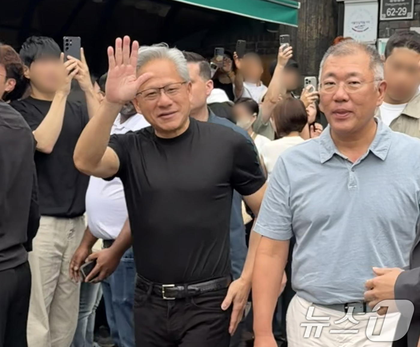 (서울=뉴스1) = 젠슨 황 엔비디아 CEO와 정의선 현대자동차그룹 회장이 7일 서울 을지로 우래옥에서 오찬 회동 후 나서고 있다. (독자제공, 재판매 및 DB금지) 2026.6. …