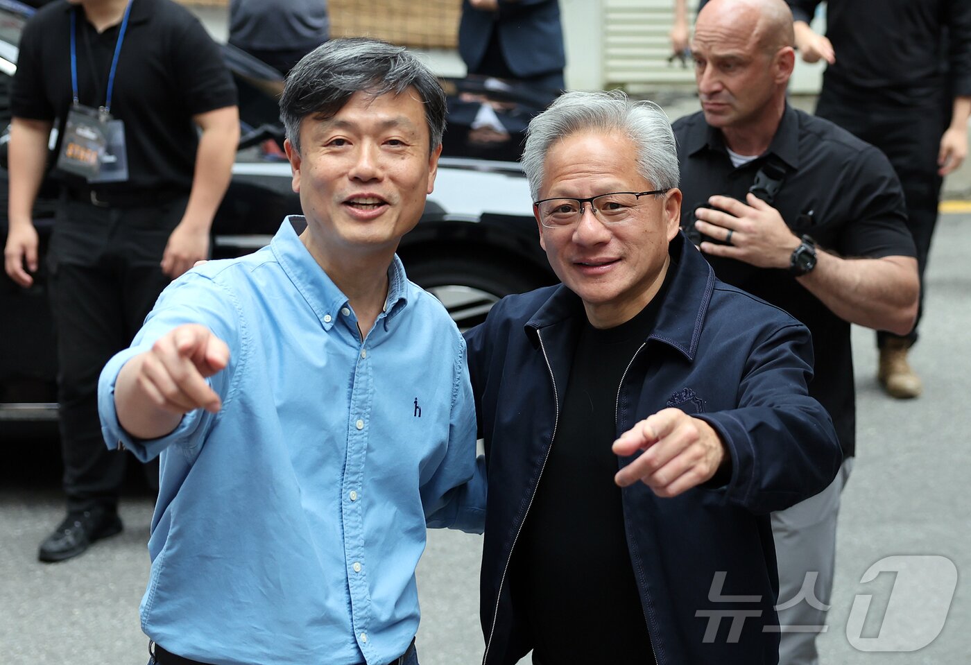 본문 이미지 - 젠슨 황 엔비디아 최고경영자 CEO가 7일 서울 강남구 옵티멈존 PC카페에서 장병규 크래프톤 의장과 기념 촬영을 하고 있다. 2026.6.7 ⓒ 뉴스1 김진환 기자