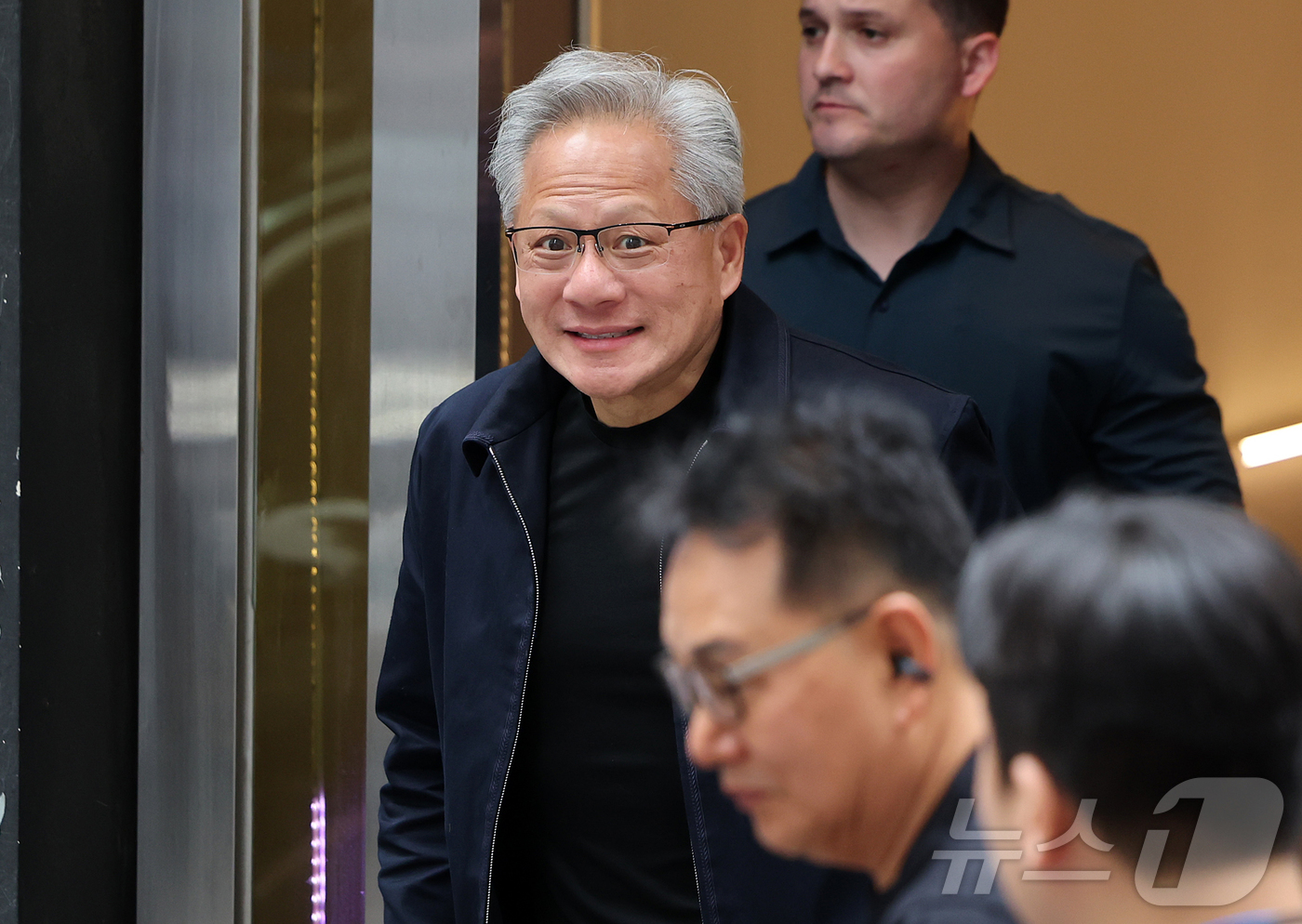 (서울=뉴스1) 김진환 기자 = 젠슨 황 엔비디아 최고경영자 CEO가 7일 서울 강남구 옵티멈존 PC카페에서 장병규 크래프톤 의장과 회동을 마친 뒤 이동하고 있다. 2026.6.7 …