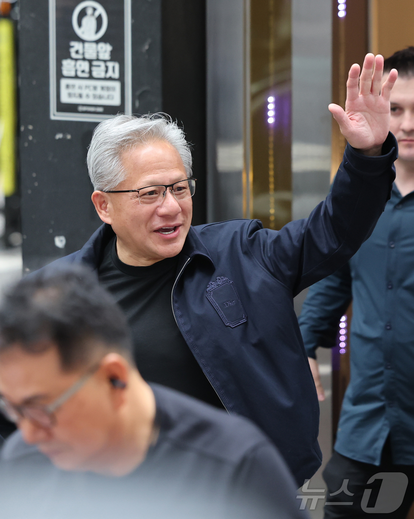 (서울=뉴스1) 김진환 기자 = 젠슨 황 엔비디아 최고경영자 CEO가 7일 서울 강남구 옵티멈존 PC카페에서 장병규 크래프톤 의장과 회동을 마친 뒤 이동하고 있다. 2026.6.7 …