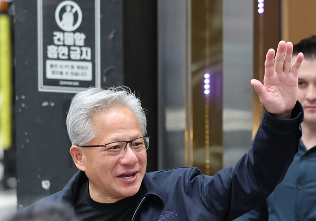연호하는 시민들 향해 손 흔드는 젠슨 황