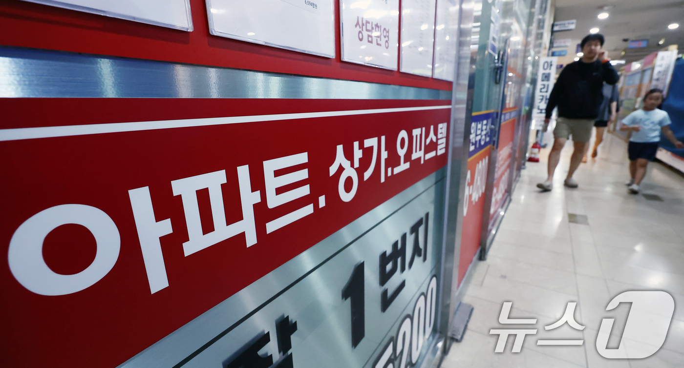 (서울=뉴스1) 김민지 기자 = 서울 집합건물(아파트·다세대·연립주택·오피스텔 등) 평균 거래가격이 다시 상승한 것으로 나타났다.7일 대법원 등기정보광장의 집합건물 소유권이전등기( …