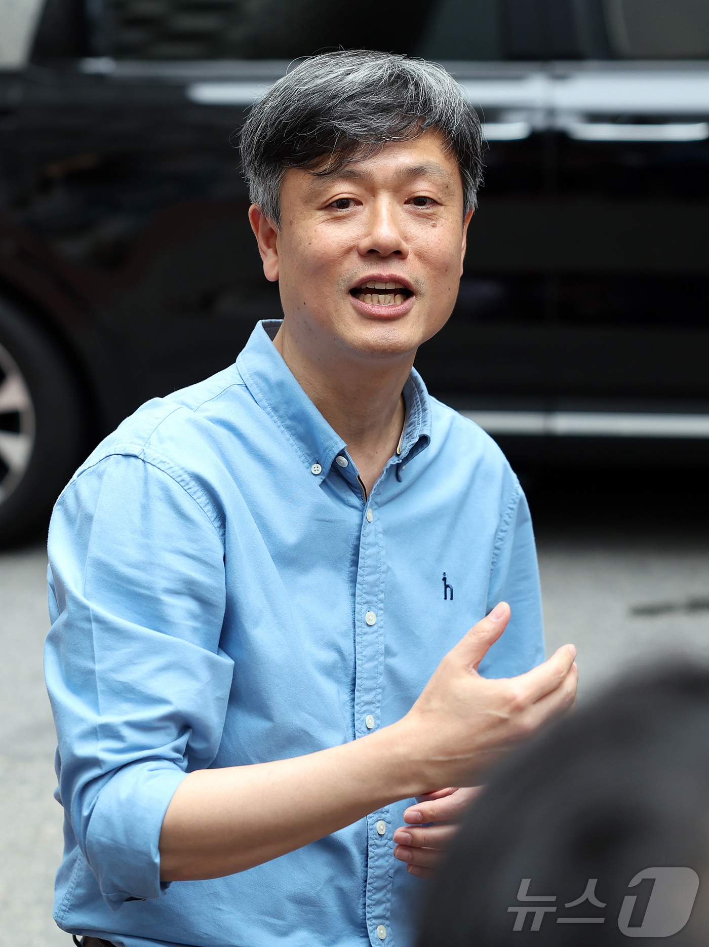 (서울=뉴스1) 김진환 기자 = 장병규 크래프톤 의장이 7일 서울 강남구 옵티멈존 PC카페에서 젠슨 황 엔비디아 최고경영자 CEO와 회동을 마친 뒤 취재진 질문에 답변하고 있다. …