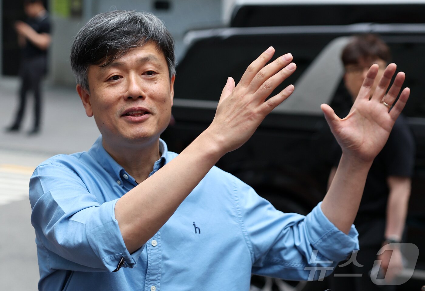 본문 이미지 - 장병규 크래프톤 의장이 7일 서울 강남구 옵티멈존 PC카페에서 젠슨 황 엔비디아 최고경영자 CEO와 회동을 마친 뒤 취재진 질문에 답변하고 있다. 2026.6.7 ⓒ 뉴스1 김진환 기자