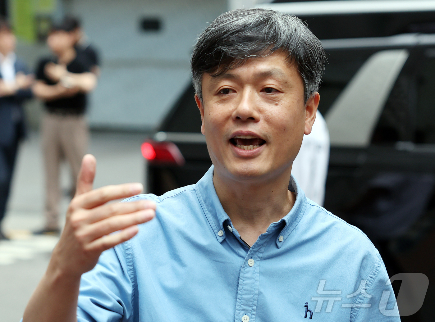 (서울=뉴스1) 김진환 기자 = 장병규 크래프톤 의장이 7일 서울 강남구 옵티멈존 PC카페에서 젠슨 황 엔비디아 최고경영자 CEO와 회동을 마친 뒤 취재진 질문에 답변하고 있다. …