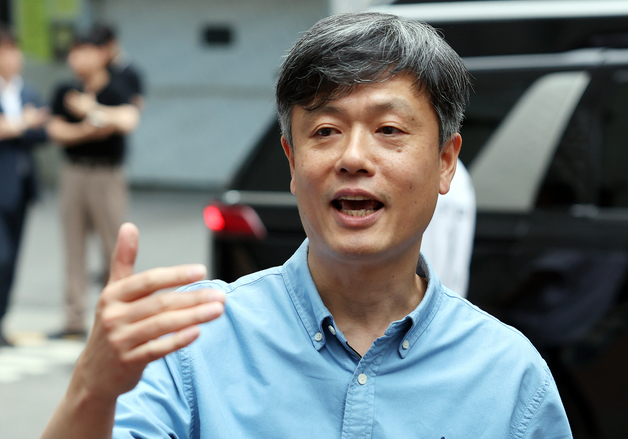 취재진 질문에 답변하는 장병규 크래프톤 의장