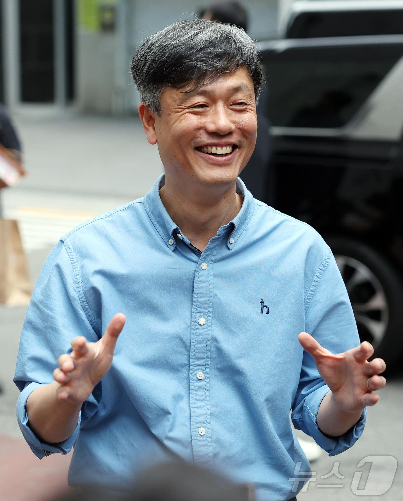 (서울=뉴스1) 김진환 기자 = 장병규 크래프톤 의장이 7일 서울 강남구 옵티멈존 PC카페에서 젠슨 황 엔비디아 최고경영자 CEO와 회동을 마친 뒤 취재진 질문에 답변하고 있다. …