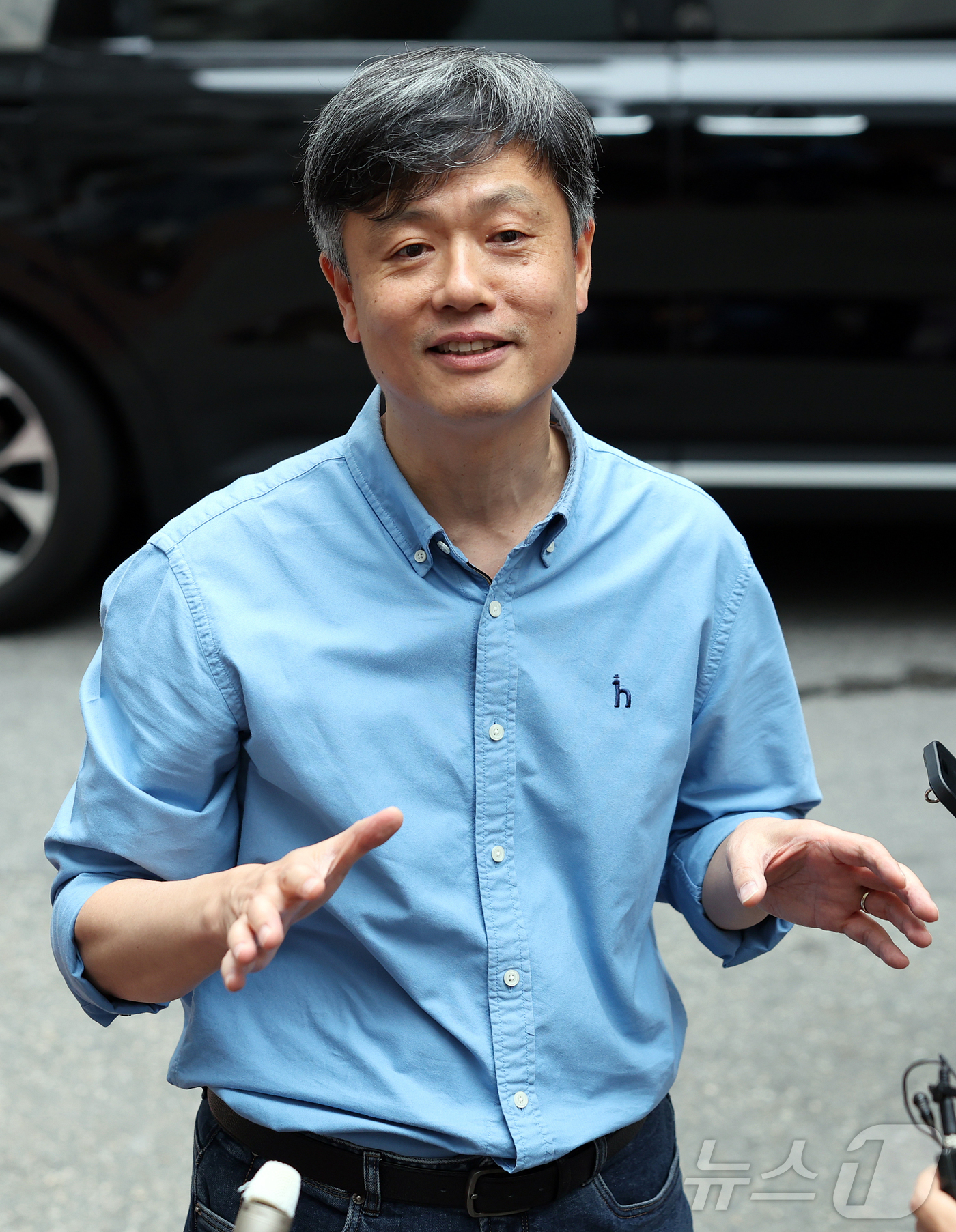 (서울=뉴스1) 김진환 기자 = 장병규 크래프톤 의장이 7일 서울 강남구 옵티멈존 PC카페에서 젠슨 황 엔비디아 최고경영자 CEO와 회동을 마친 뒤 취재진 질문에 답변하고 있다. …