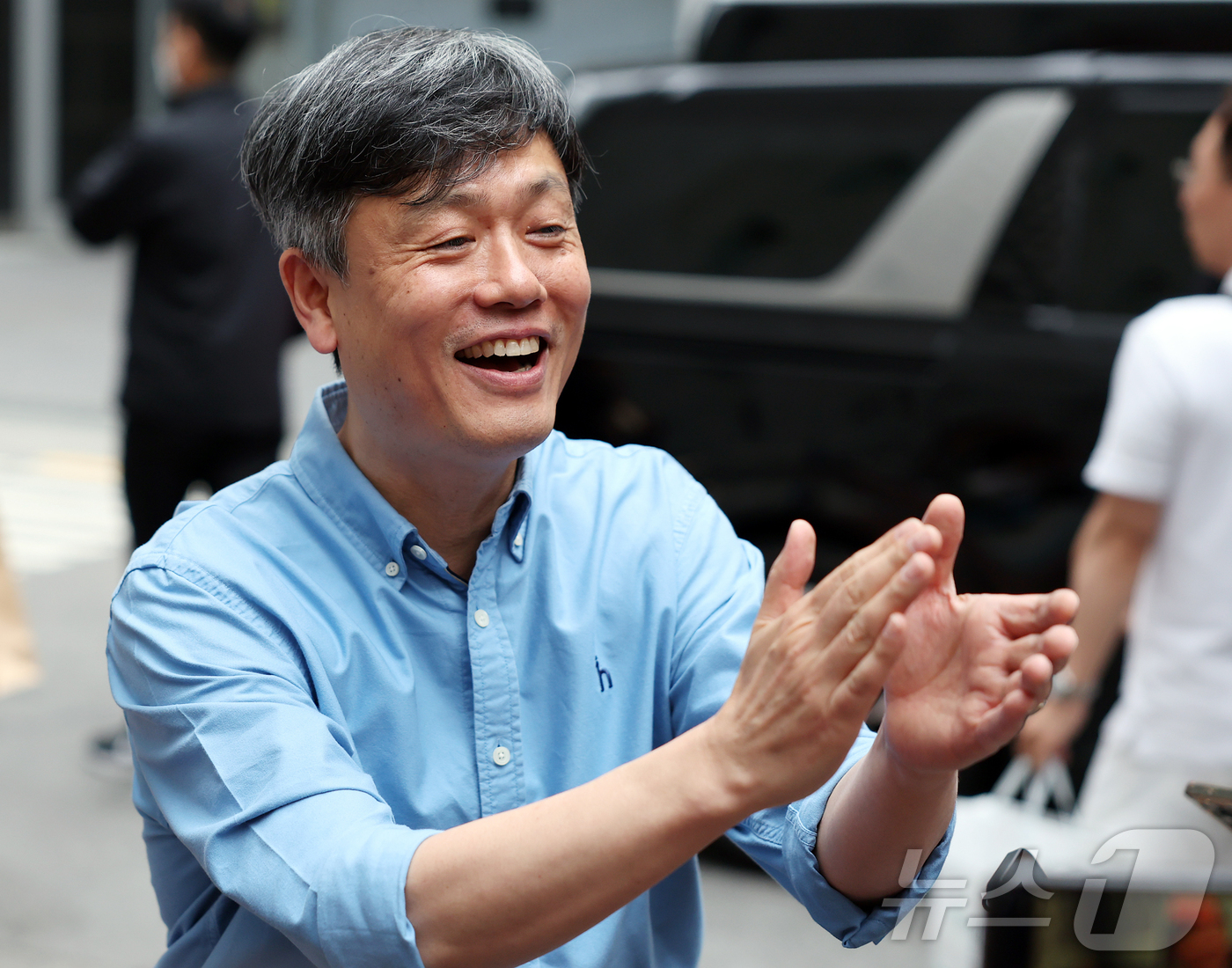 (서울=뉴스1) 김진환 기자 = 장병규 크래프톤 의장이 7일 서울 강남구 옵티멈존 PC카페에서 젠슨 황 엔비디아 최고경영자 CEO와 회동을 마친 뒤 취재진 질문에 답변하고 있다. …