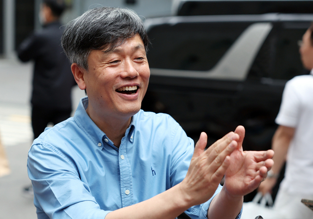 취재진 질문에 웃으며 답변하는 장병규 크래프톤 의장
