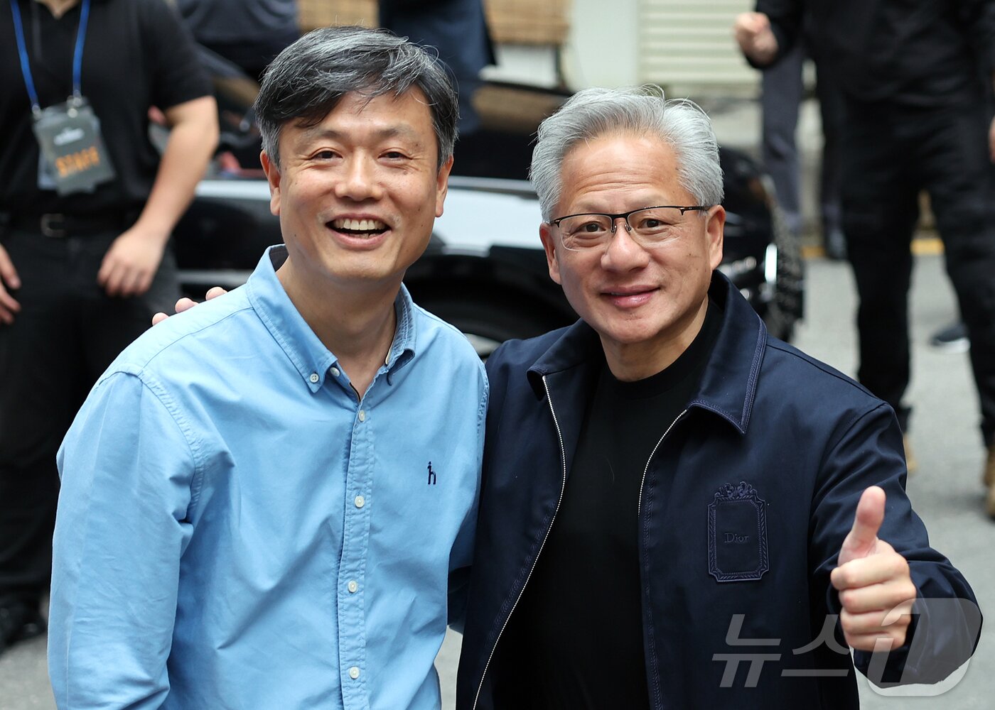 본문 이미지 - 젠슨 황 엔비디아 최고경영자 CEO가 7일 서울 강남구 옵티멈존 PC카페에서 장병규 크래프톤 의장과 기념 촬영을 하고 있다. 2026.6.7 ⓒ 뉴스1 김진환 기자