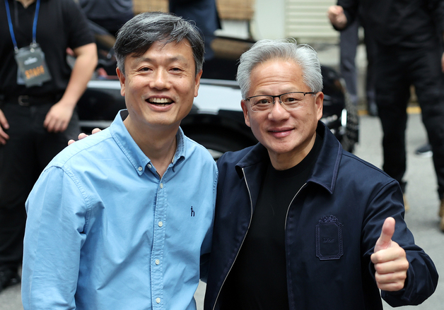 장병규 의장과 기념 촬영하는 젠슨 황 CEO