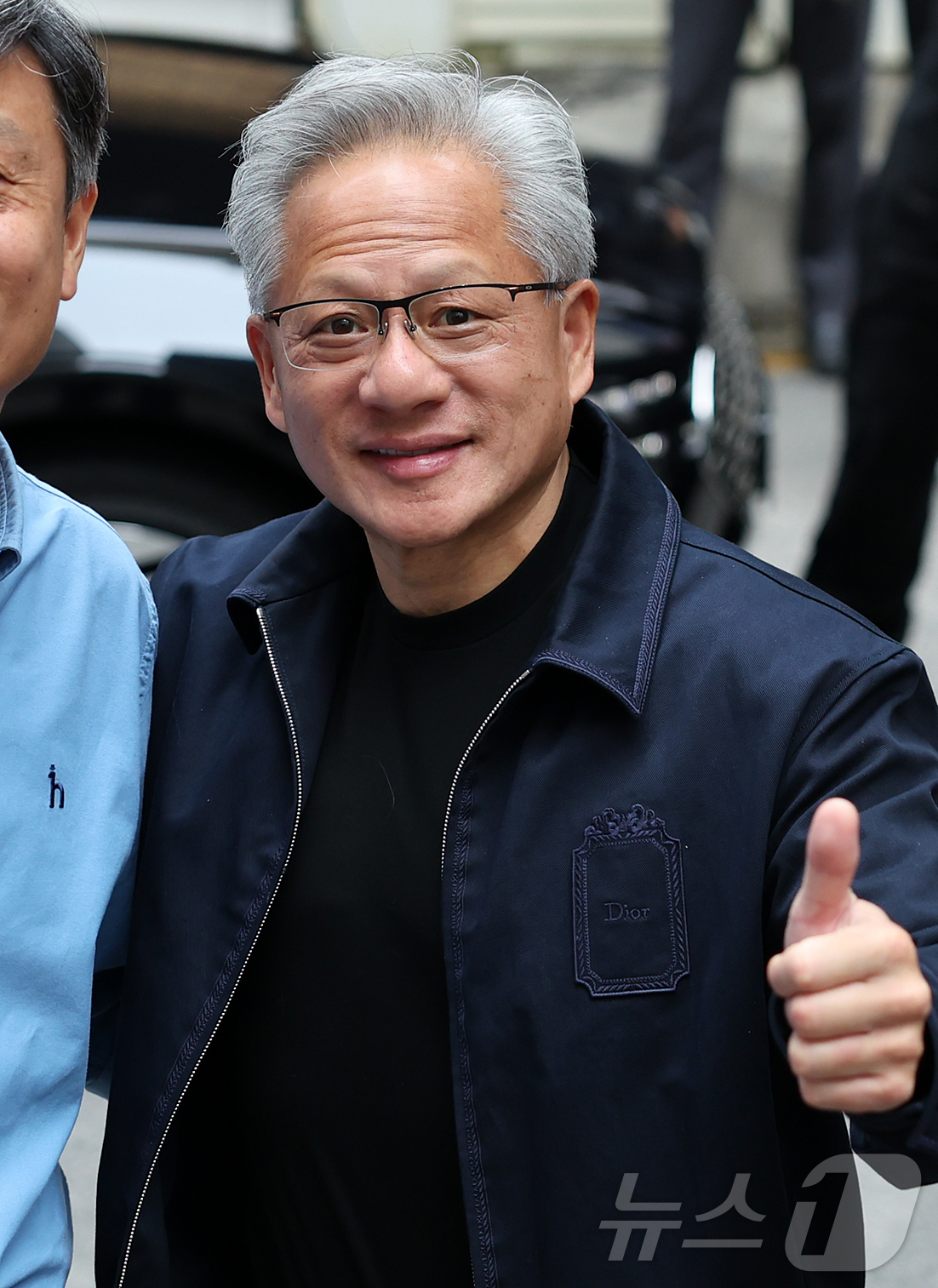 (서울=뉴스1) 김진환 기자 = 젠슨 황 엔비디아 최고경영자 CEO가 7일 서울 강남구 옵티멈존 PC카페에서 장병규 크래프톤 의장과 기념 촬영을 하고 있다. 2026.6.7/뉴스1 …