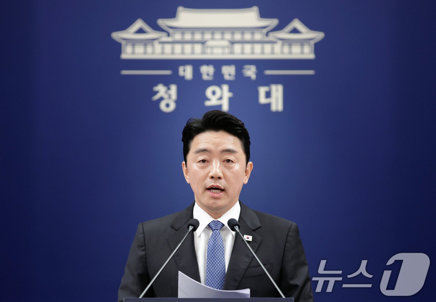본문 이미지 - 강훈식 대통령 비서실장이 7일 청와대 춘추관에서 한성숙 중소벤처기업부 장관의 국무총리 지명 관련 브리핑을 하고 있다. 2026.6.7 ⓒ 뉴스1 허경 기자