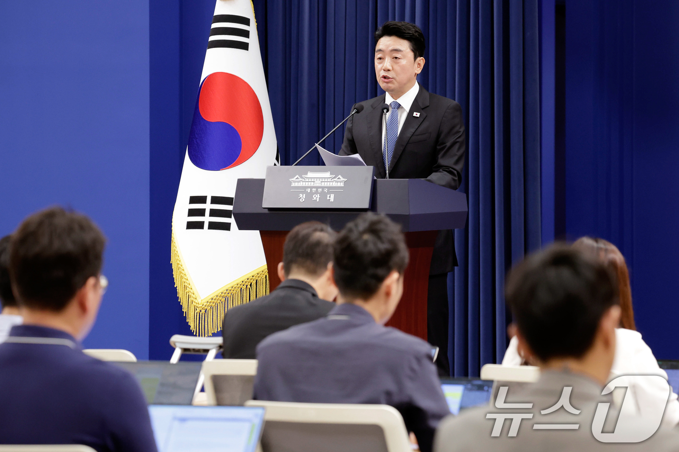 (서울=뉴스1) 허경 기자 = 강훈식 대통령 비서실장이 7일 청와대 춘추관에서 한성숙 중소벤처기업부 장관의 국무총리 지명 관련 브리핑을 하고 있다. 2026.6.7/뉴스1