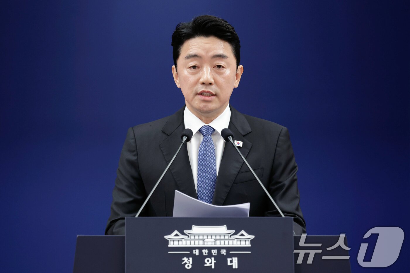 본문 이미지 - 강훈식 대통령 비서실장이 7일 청와대 춘추관에서 한성숙 중소벤처기업부 장관의 국무총리 지명 관련 브리핑을 하고 있다. 2026.6.7 ⓒ 뉴스1 허경 기자