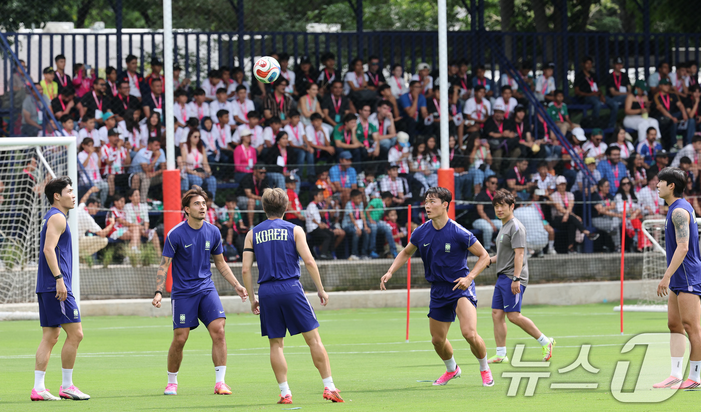 (과달라하라(멕시코)=뉴스1) 임세영 기자 = 대한민국 축구대표팀 선수들이 6일(현지시간) 멕시코 할리스코 과달라하라에 위치한 '치바스 베르데 바예' 훈련장에서 열린 2026 국제 …