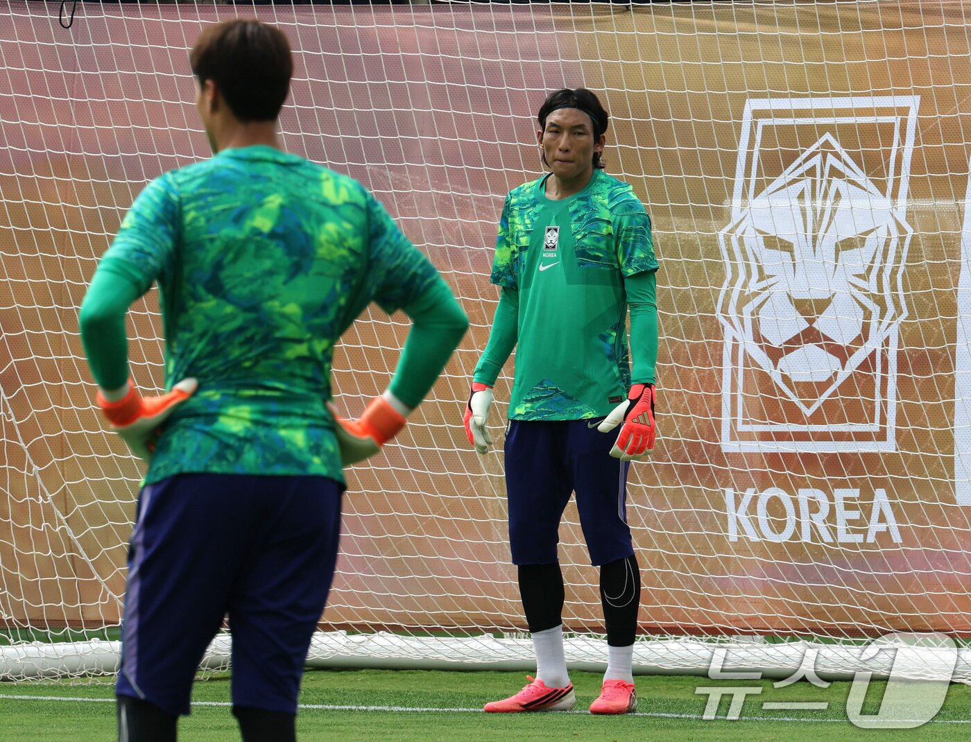 본문 이미지 - 대한민국 축구대표팀 김승규 골키퍼가 6일(현지시간) 멕시코 할리스코 과달라하라에 위치한 '치바스 베르데 바예' 훈련장에서 열린 2026 국제축구연맹(FIFA) 북중미월드컵 피파 커뮤니티 트레이닝(오픈 트레이닝)에서 훈련을 하고 있다. 2026.6.7 ⓒ 뉴스1 임세영 기자