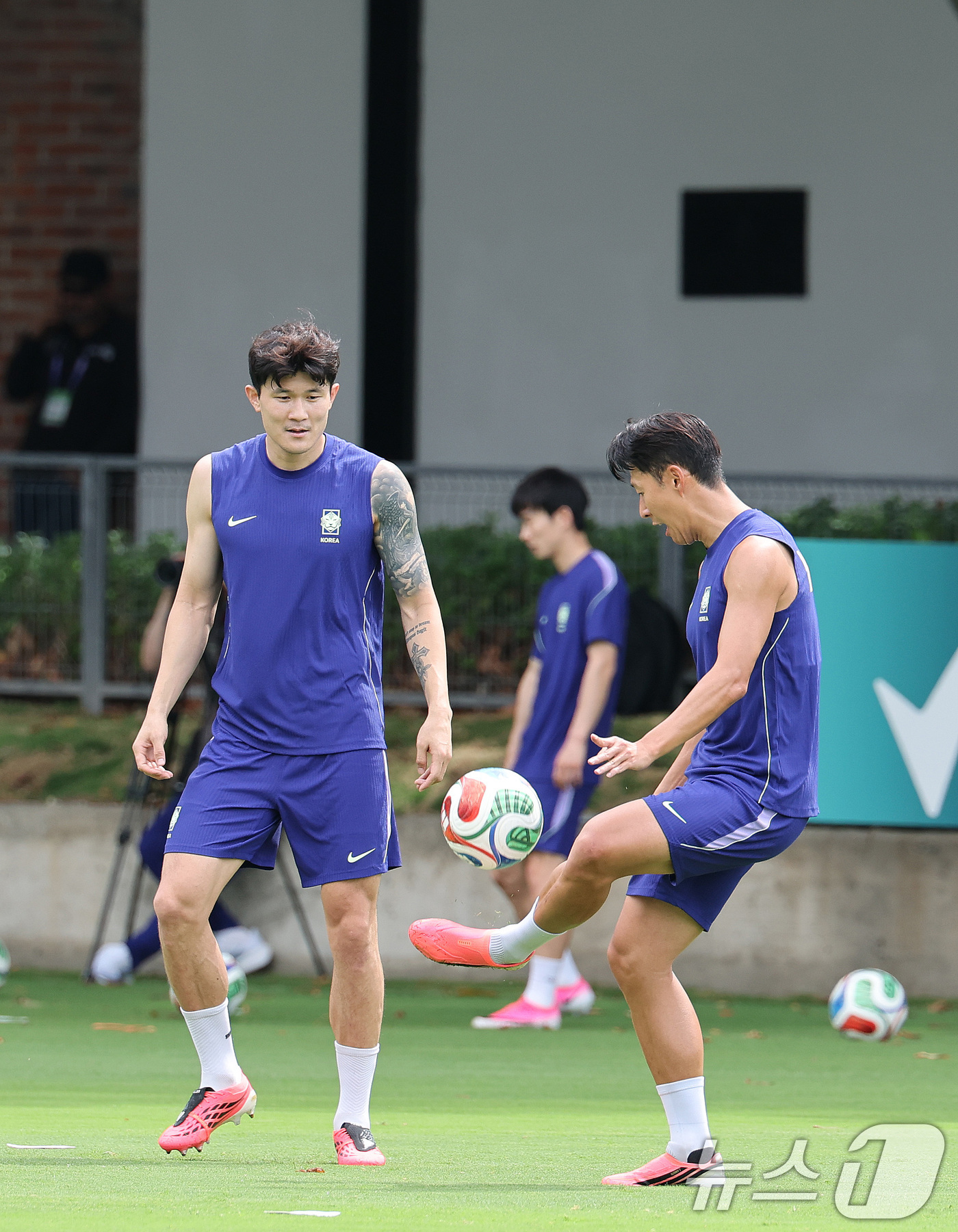 (과달라하라(멕시코)=뉴스1) 임세영 기자 = 대한민국 축구대표팀 손흥민, 김민재가 6일(현지시간) 멕시코 할리스코 과달라하라에 위치한 '치바스 베르데 바예' 훈련장에서 열린 20 …