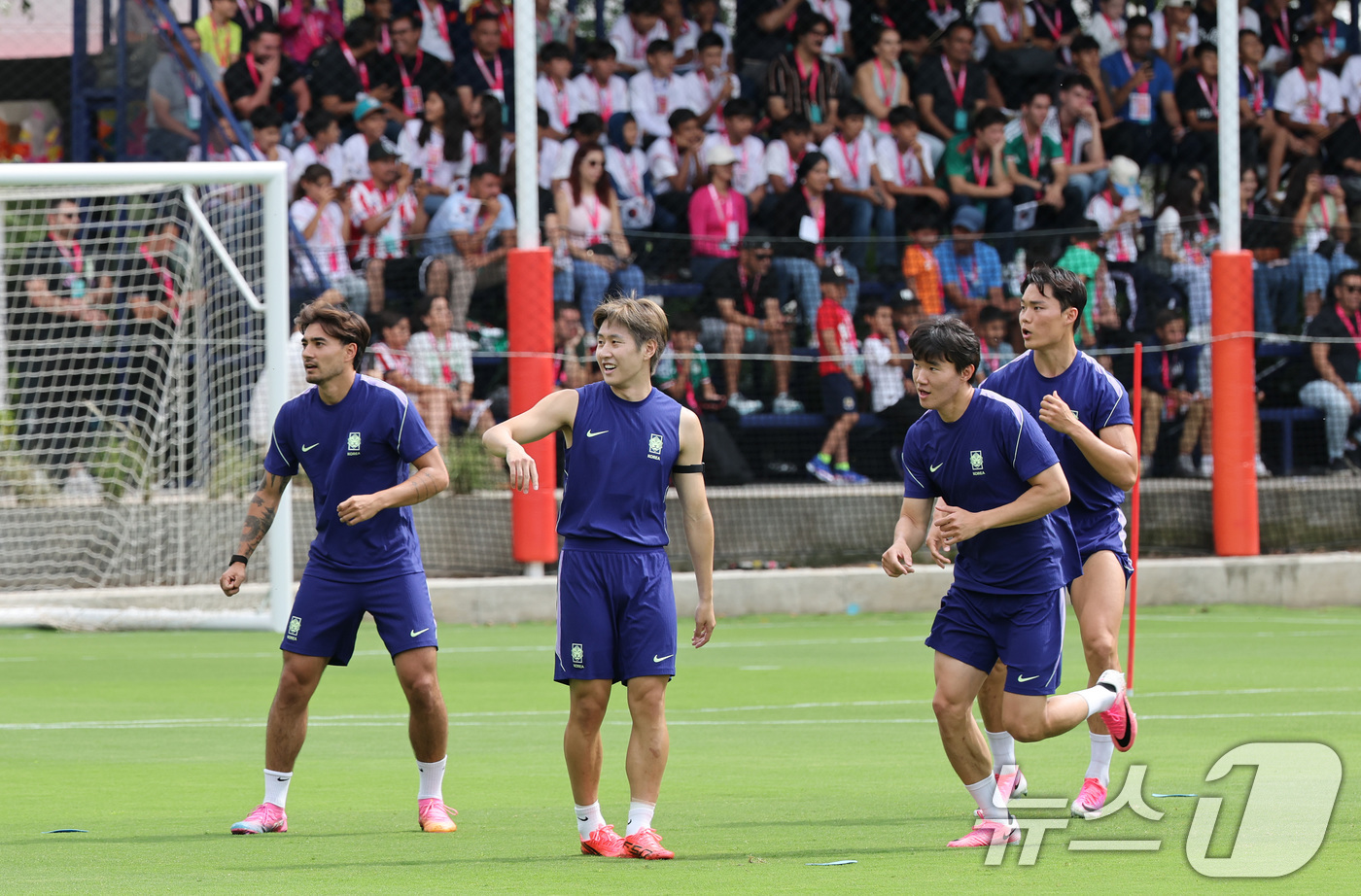 (과달라하라(멕시코)=뉴스1) 임세영 기자 = 대한민국 축구대표팀 옌스 카스트로프, 이강인, 김태현, 오현규가 6일(현지시간) 멕시코 할리스코 과달라하라에 위치한 '치바스 베르데 …