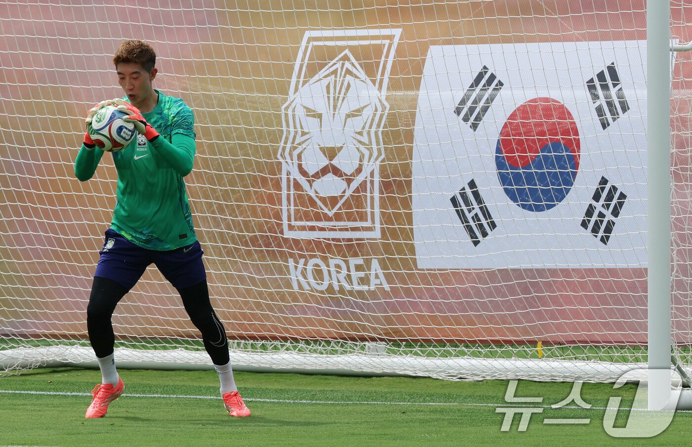 본문 이미지 - 대한민국 축구대표팀 조현우 골키퍼가 6일(현지시간) 멕시코 할리스코 과달라하라에 위치한 '치바스 베르데 바예' 훈련장에서 열린 2026 국제축구연맹(FIFA) 북중미월드컵 피파 커뮤니티 트레이닝(오픈 트레이닝)에서 훈련을 하고 있다. 2026.6.7 ⓒ 뉴스1 임세영 기자