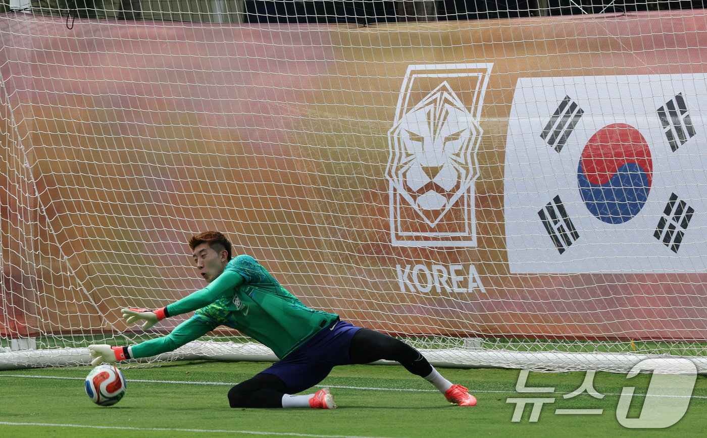 (과달라하라(멕시코)=뉴스1) 임세영 기자 = 대한민국 축구대표팀 조현우 골키퍼가 6일(현지시간) 멕시코 할리스코 과달라하라에 위치한 '치바스 베르데 바예' 훈련장에서 열린 202 …