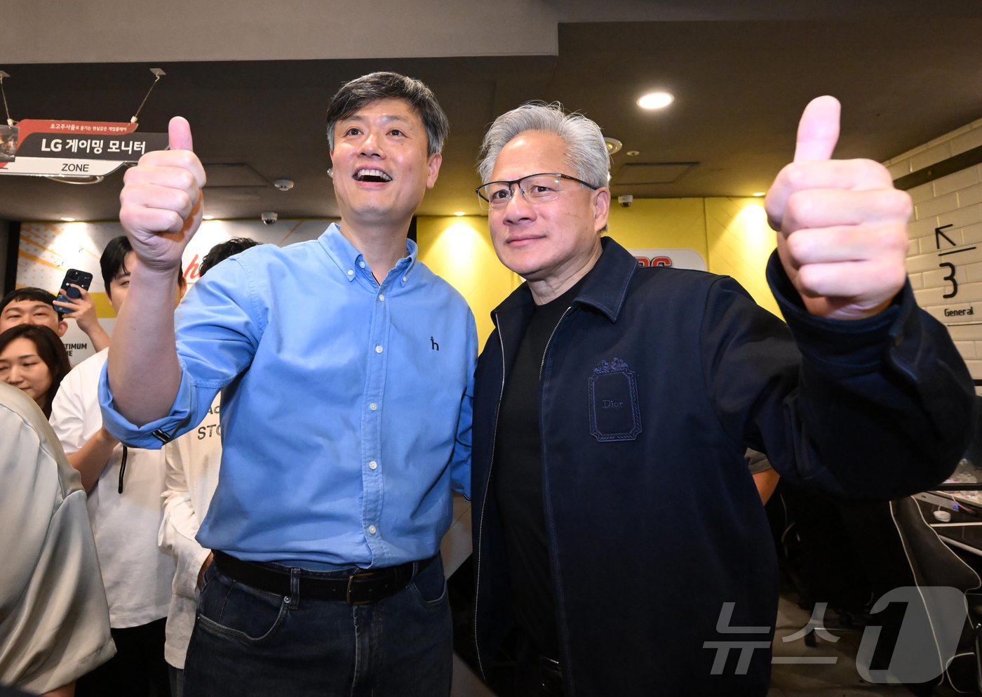 (서울=뉴스1) 김진환 기자 = 젠슨 황 엔비디아 최고경영자 CEO가 7일 서울 강남구 옵티멈존 PC카페에서 장병규 크래프톤 의장과 엄지 손가락을 치켜 세우며 기념 촬영을 하고 있 …