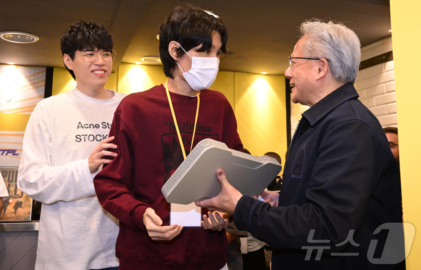 (서울=뉴스1) 김진환 기자 = 젠슨 황 엔비디아 최고경영자(CEO)가 7일 서울 강남구 옵티멈존 PC카페에서 추첨을 통해 선정된 크래프톤 유저에게 최신 그래픽카드 '지포스RTX5 …