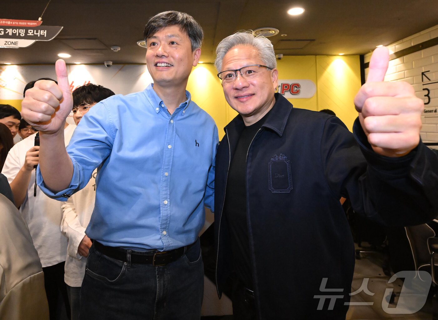 본문 이미지 - 젠슨 황 엔비디아 최고경영자 CEO가 7일 서울 강남구 옵티멈존 PC카페에서 장병규 크래프톤 의장과 엄지 손가락을 치켜 세우며 기념 촬영을 하고 있다. (공동취재)2026.6.7 ⓒ 뉴스1 김진환 기자