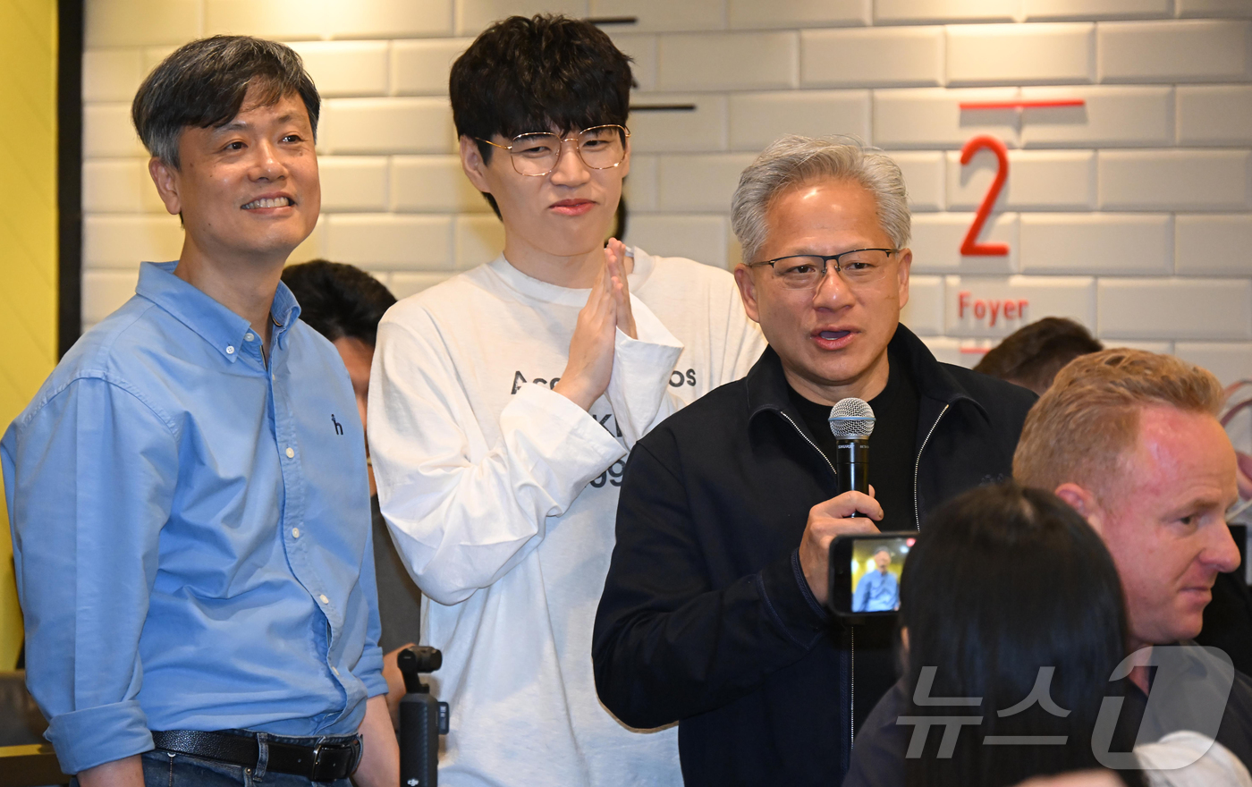 (서울=뉴스1) 김진환 기자 = 젠슨 황 엔비디아 최고경영자(CEO)가 7일 서울 강남구 옵티멈존 PC카페에서 크래프톤 유저들과 만나 인사말을 하고 있다. (공동취재) 2026.6 …