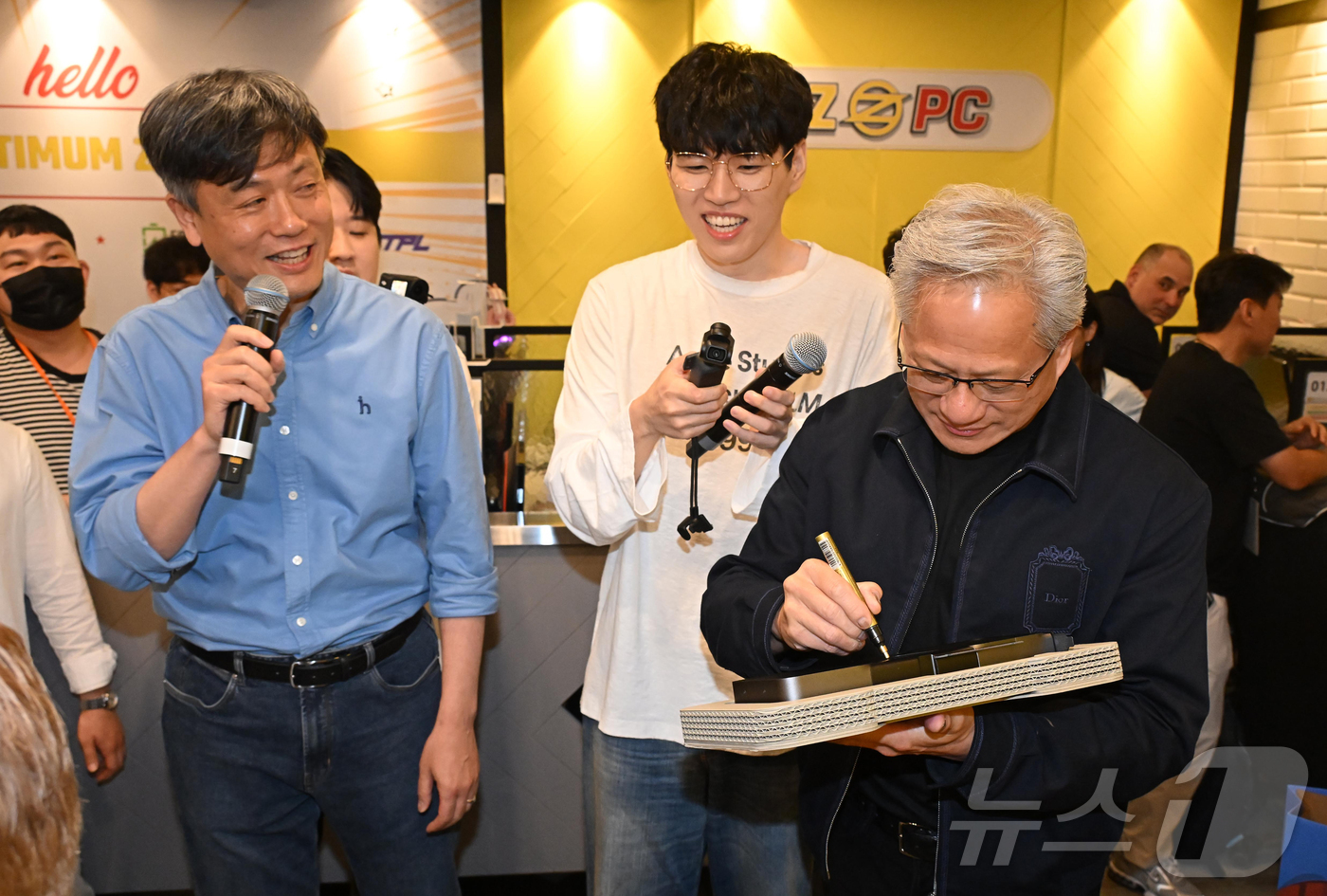 (서울=뉴스1) 김진환 기자 = 젠슨 황 엔비디아 최고경영자(CEO)가 7일 서울 강남구 옵티멈존 PC카페에서 크래프톤 유저에게 선물할 최신 그래픽카드 '지포스RTX5090'에 사 …
