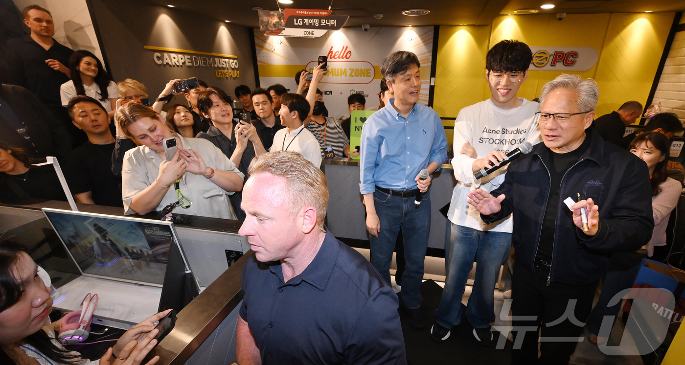 (서울=뉴스1) 김진환 기자 = 젠슨 황 엔비디아 최고경영자(CEO)가 7일 서울 강남구 옵티멈존 PC카페에서 크래프톤 유저들과 만나 인사말을 하고 있다. (공동취재) 2026.6 …