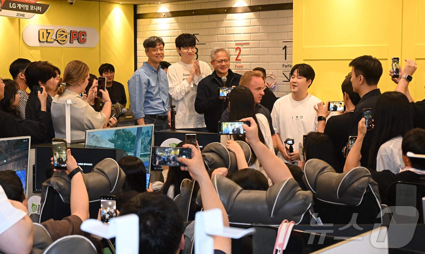 본문 이미지 - 젠슨 황 엔비디아 최고경영자(CEO)가 7일 서울 강남구 옵티멈존 PC카페에서 크래프톤 유저들과 만나 인사말을 하고 있다. (공동취재) 2026.6.7 ⓒ 뉴스1 김진환 기자